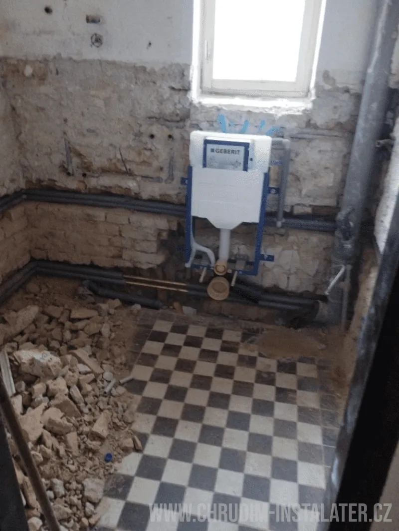 Příprava rozvodů a instalačního rámu podomítkového WC při rekonstrukci